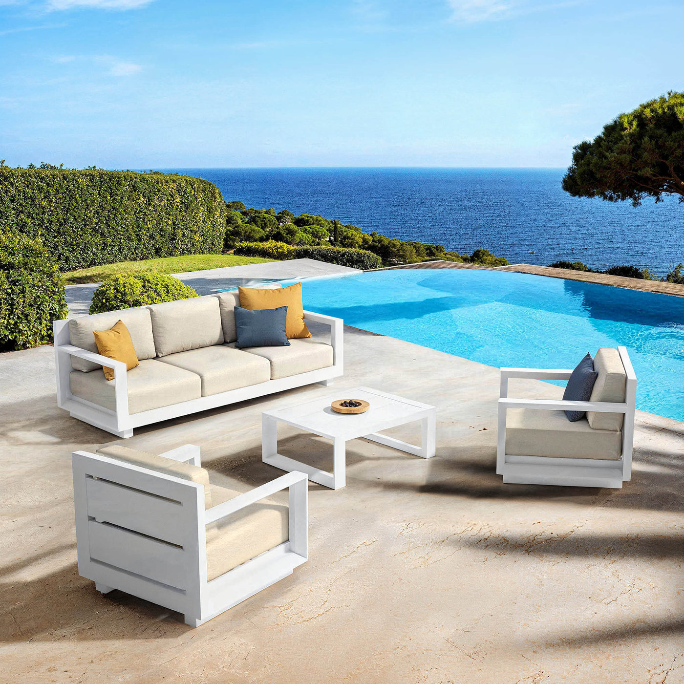 Salon de jardin Elba pour 5 places de Meublot, mobilier extérieur blanc sable avec coussins assortis.