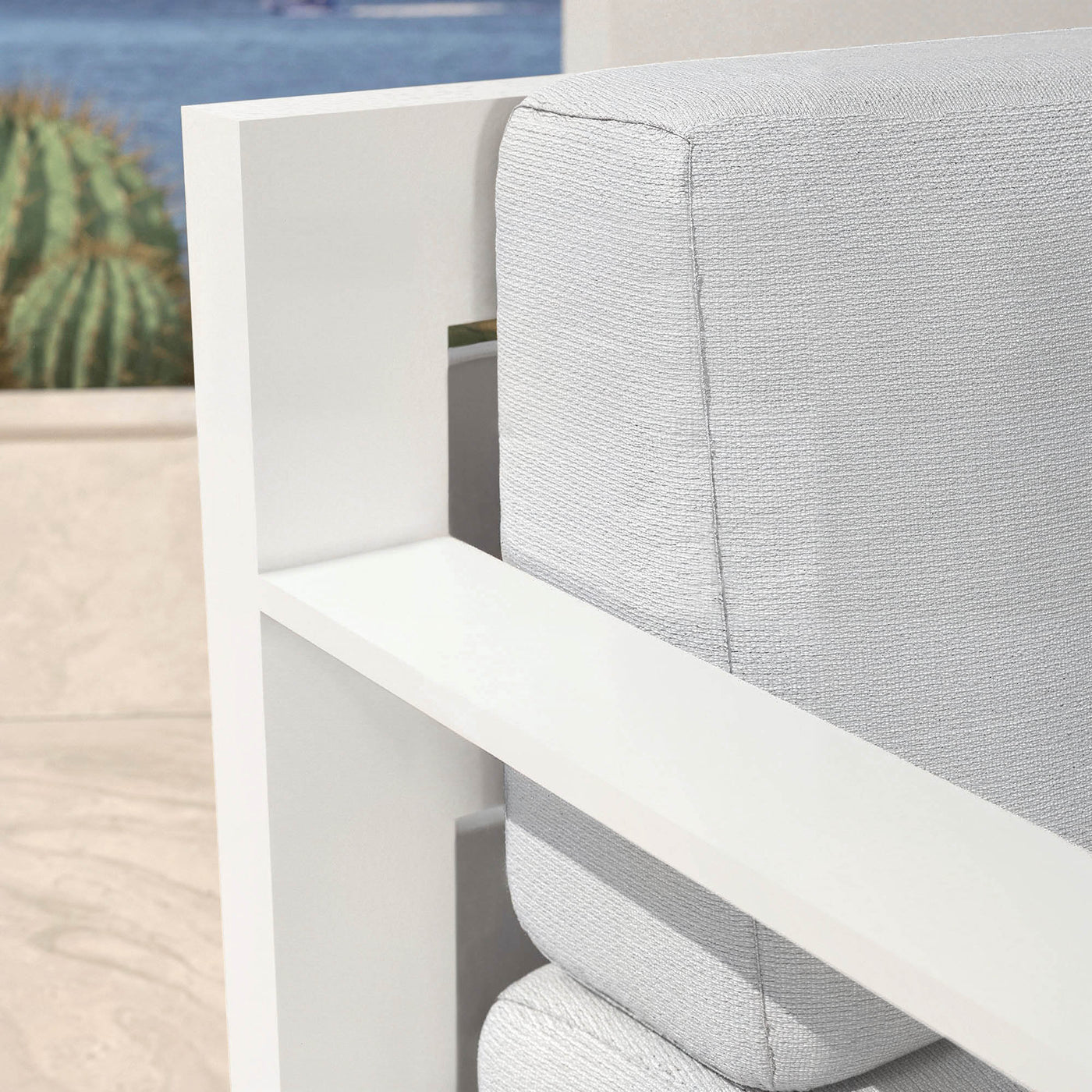 Salon de jardin Elba 5 places de la marque Meublot avec coussins blanc et gris nuage, mobilier extérieur élégant.