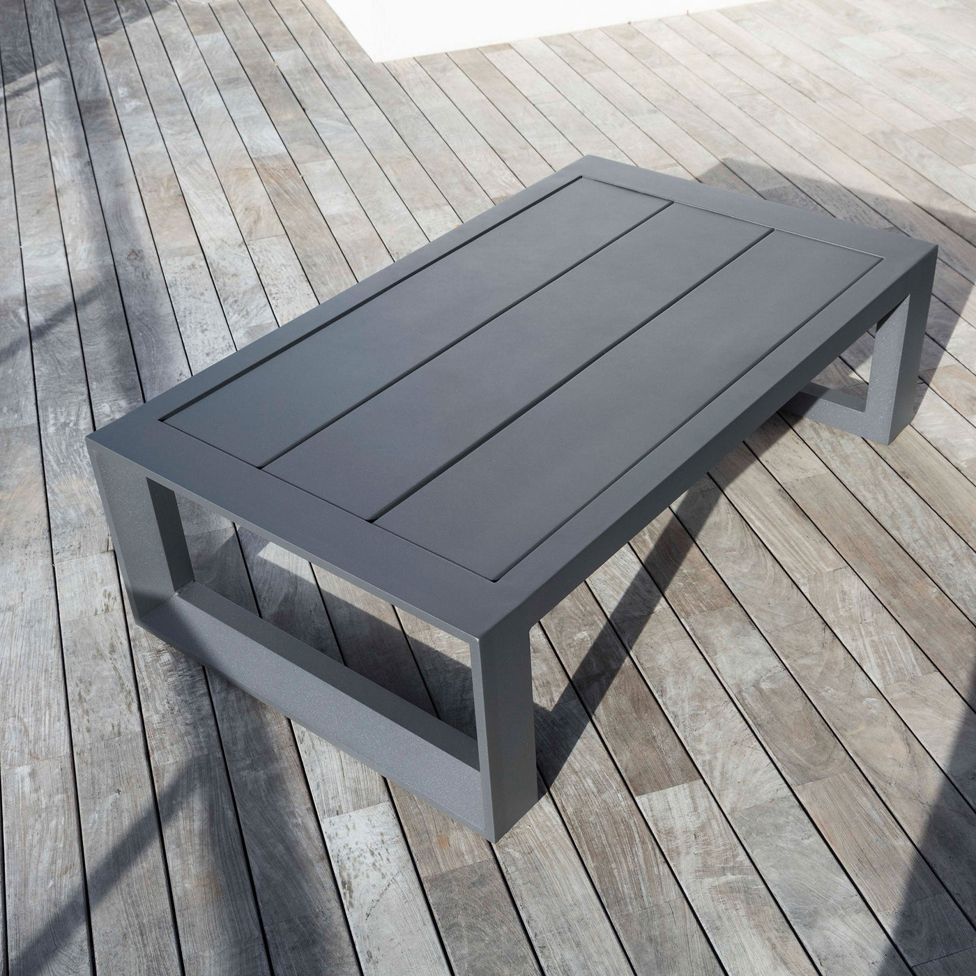 Salon de jardin Elba 5 places de la marque Meublot avec table en bois et chaises confortables, adapté aux espaces extérieurs.