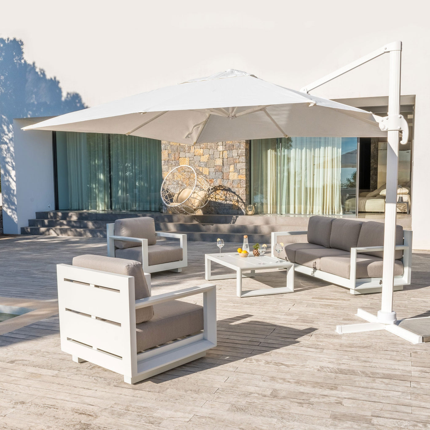 Salon de jardin Elba blanc pour 5 personnes, ensemble de meubles de jardin Meublot avec table et chaises en extérieur.