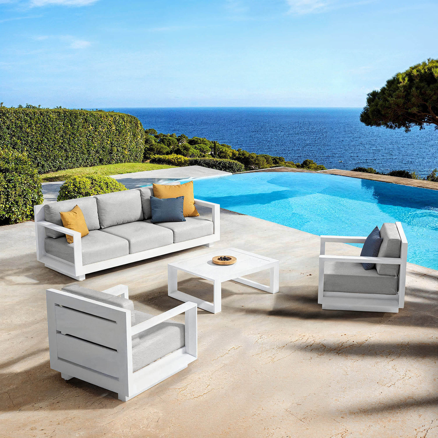 Salon de jardin Elba 5 places de Meublot avec fauteuils blanc et grisnuage, ensemble élégant pour extérieur.