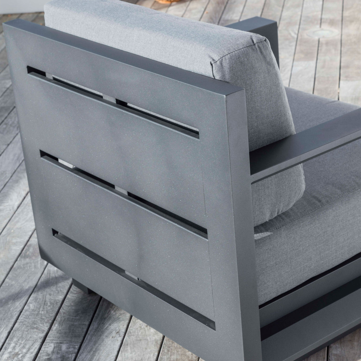 Fauteuil gris du salon de jardin Elba 5 places de la marque Meublot, avec coussins et mobilier extérieur élégant.