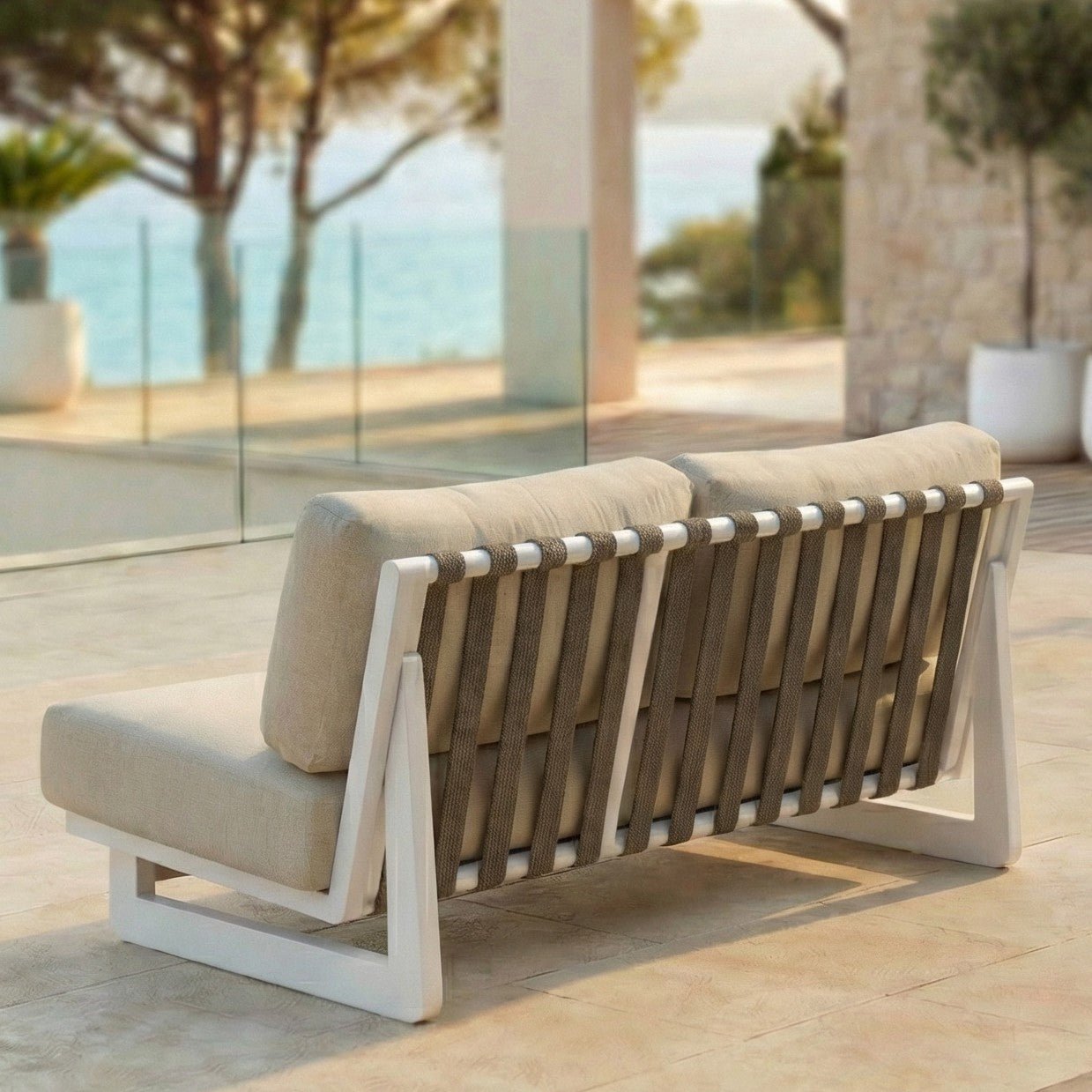 Salon de jardin Long Beach 4 places de la marque Meublot, avec table et chaises en bois et tissu résistant, pour extérieur.