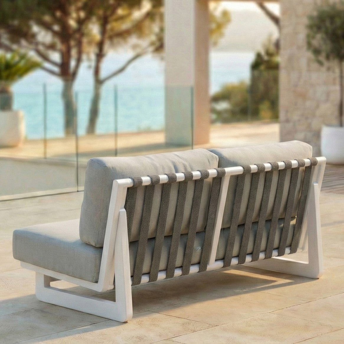 Salon de jardin Long Beach 4 places de la marque Meublot avec table et chaises en bois exotique, pour espace extérieur confortable.