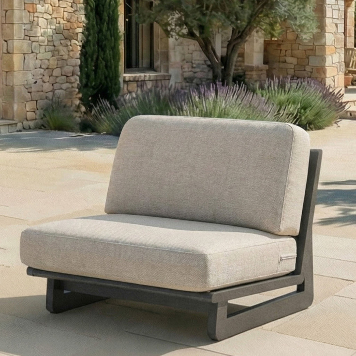 Salon de jardin Long Beach Meublot pour 5 personnes avec table et chaises en bois et textile, idéal pour extérieur.