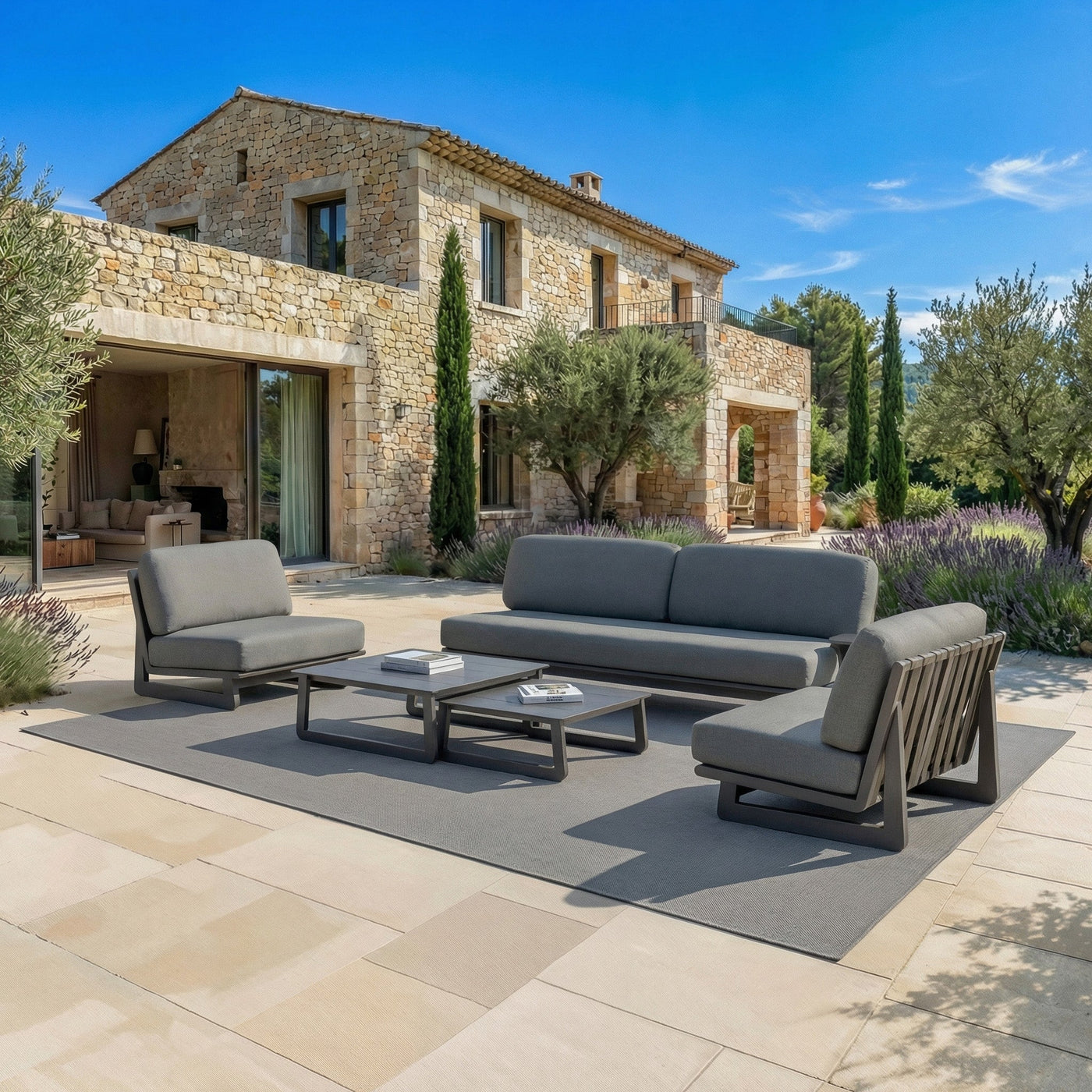 Salon de jardin Long Beach 5 places de la marque Meublot, avec table en bois et fauteuils confortables, idéal pour l'extérieur.