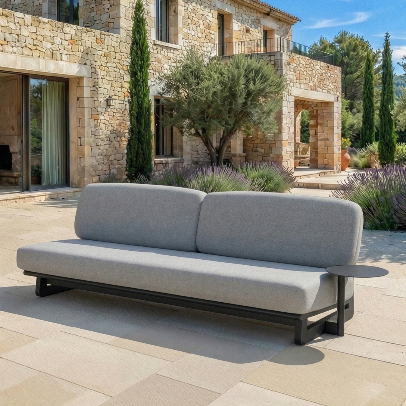 Salon de jardin Long Beach Meublot pour 7 personnes avec table et chaises en bois et tissu résistant, idéal pour extérieur.