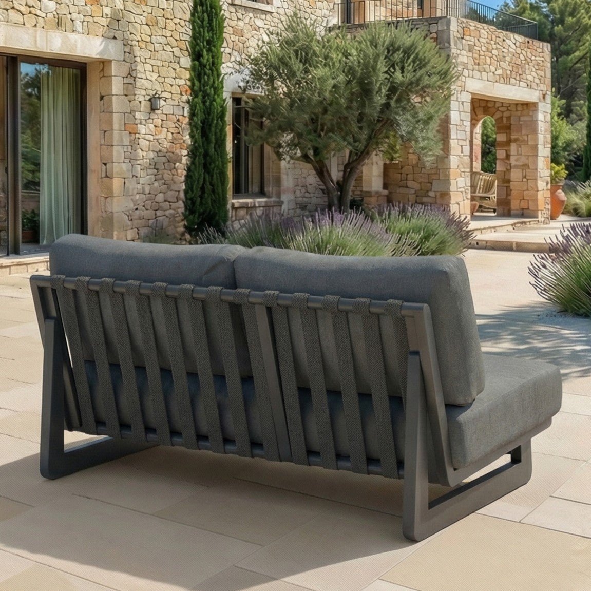 Salon de jardin Long Beach de 7 places de la marque Meublot, avec table et fauteuils en bois et tissu résistant.