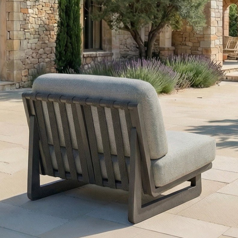 Salon de jardin Long Beach pour 7 places de la marque Meublot, avec table et chaises en extérieur, design moderne et spacieux.