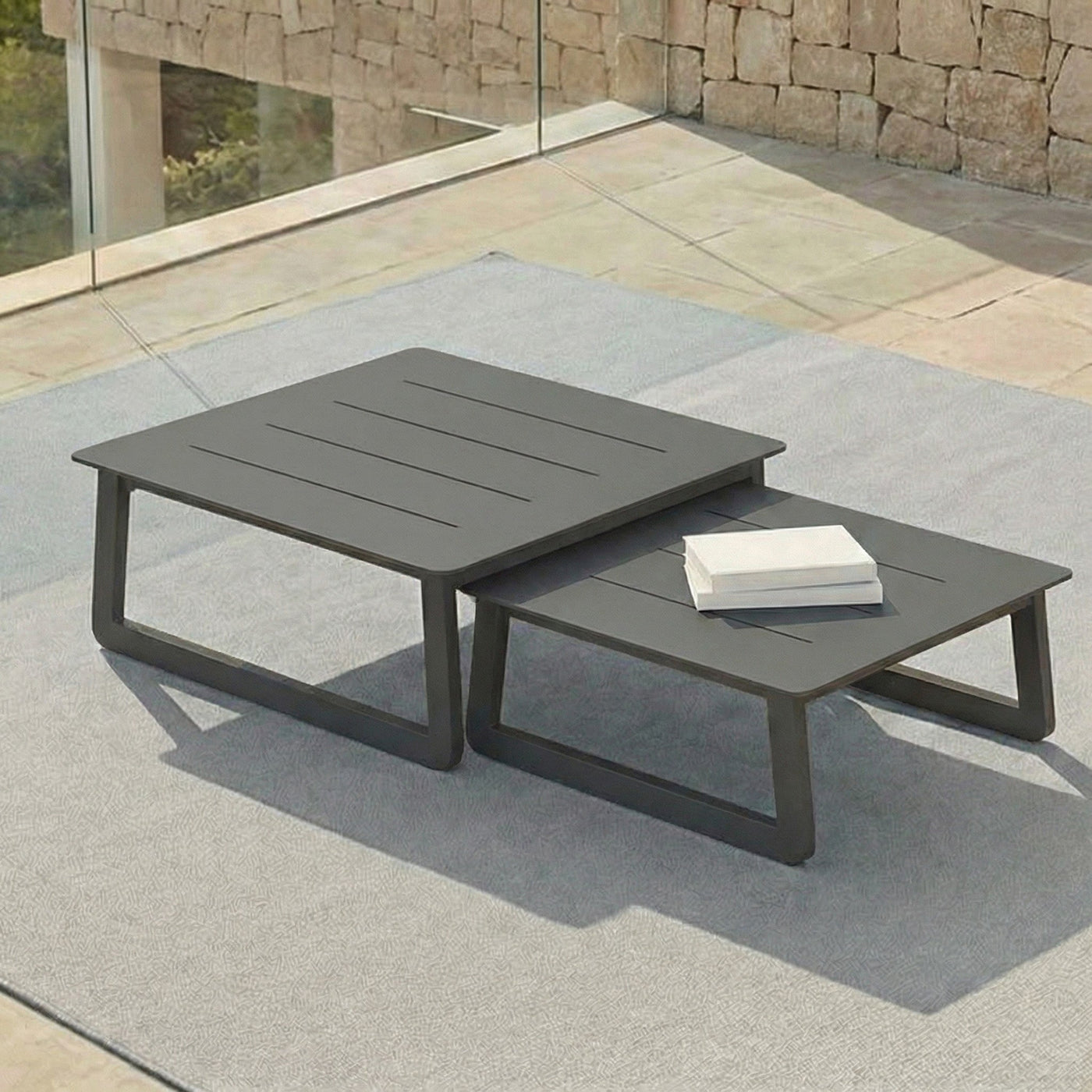 Deux petites tables de salon de jardin Long Beach Meublot en anthracite, parfaites pour un espace extérieur convivial.