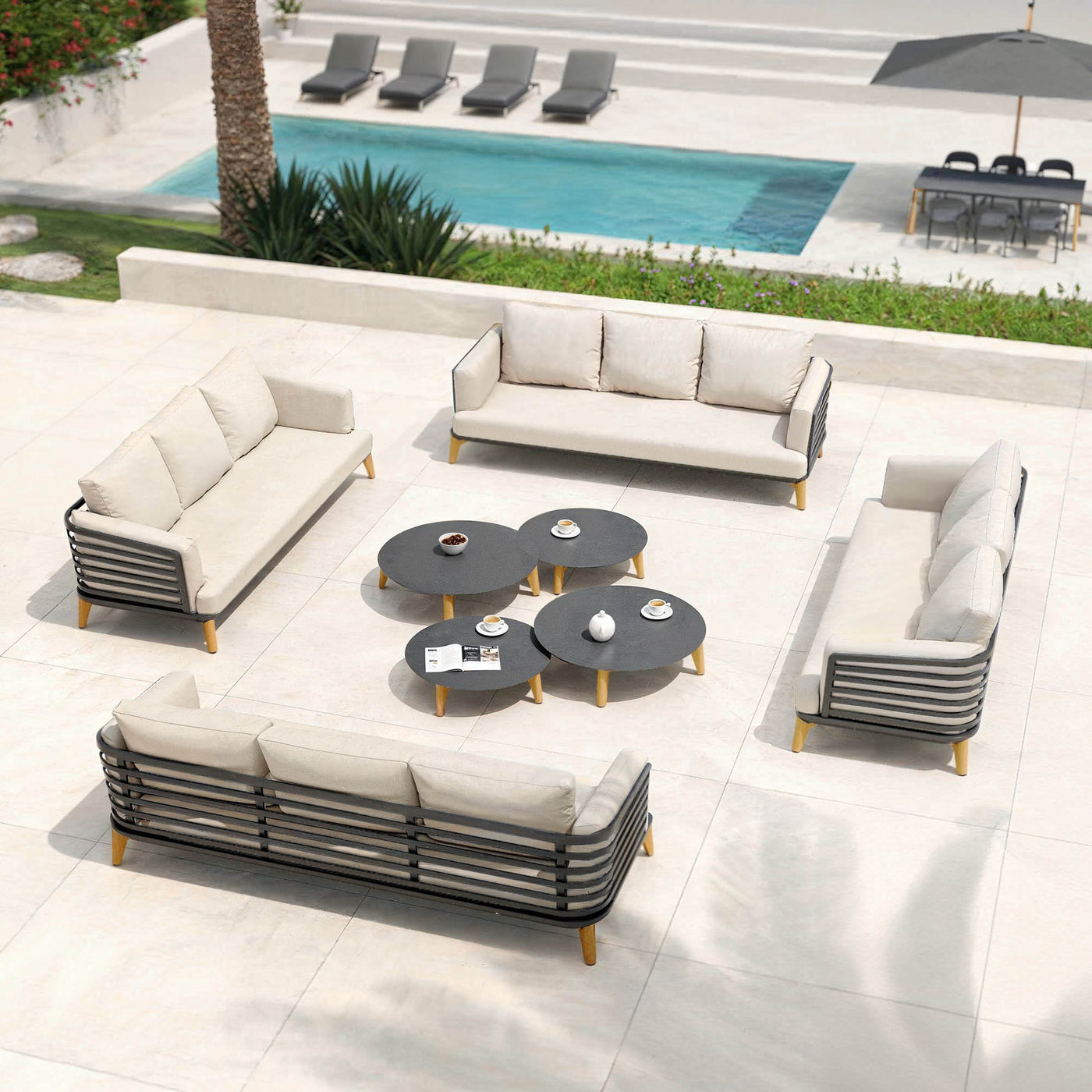 Table de jardin Monte Carlo 12 places de Meublot, style anthracite et beige, avec chaises assorties pour extérieur.