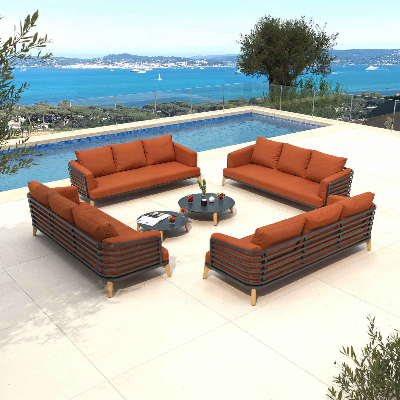 Table de jardin Monte Carlo 12 places de Meublot avec chaises anthracite et rouge, adaptée pour extérieur.