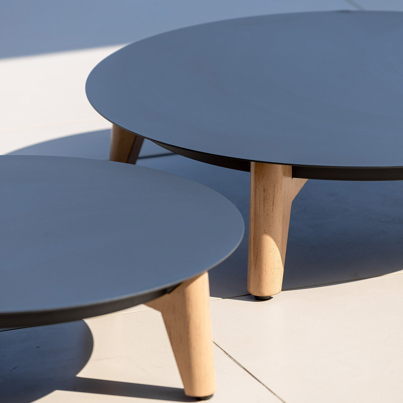 Table basse en anthracite pour salon de jardin Monte Carlo 12 places, meuble extérieur robuste et moderne de la marque Meublot.