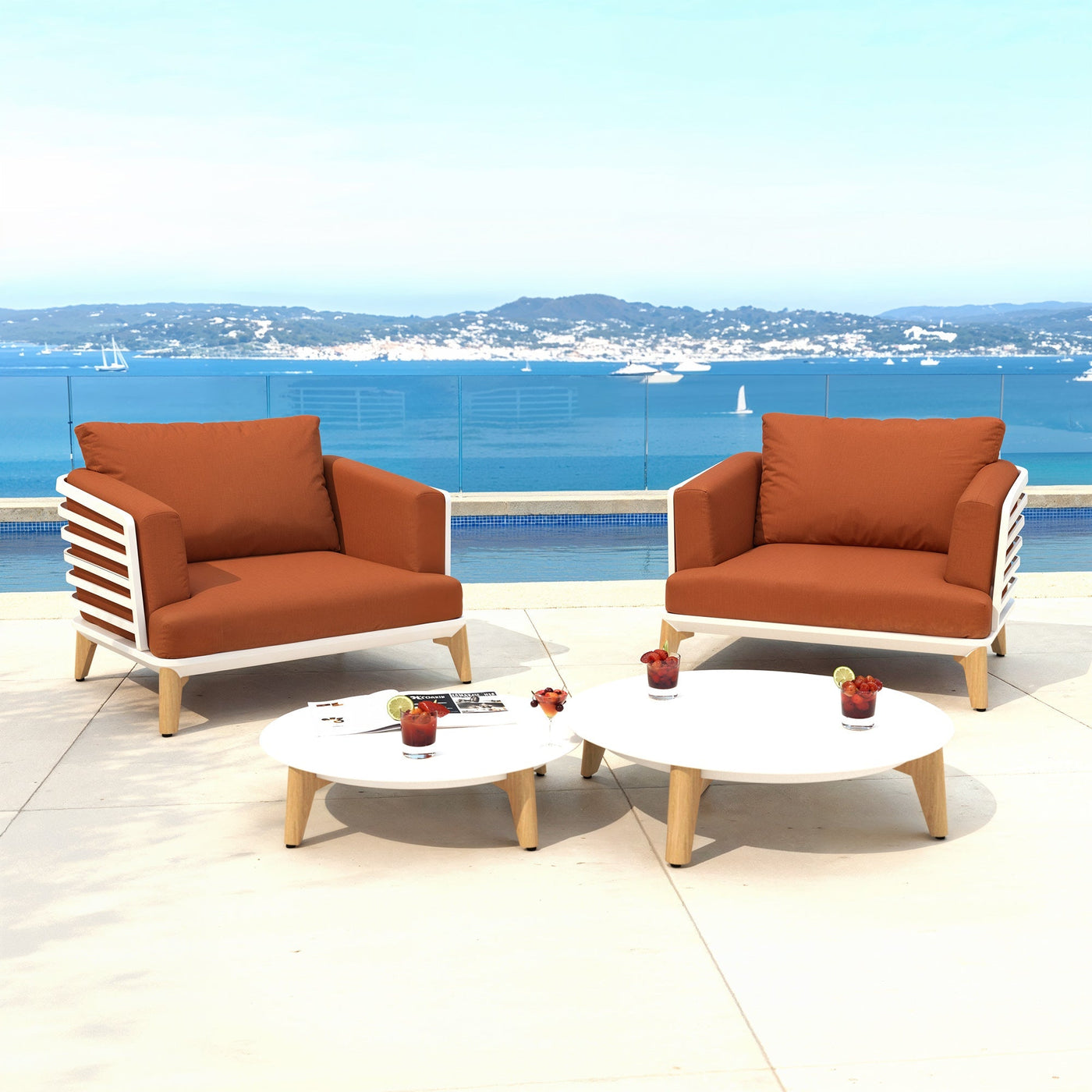 Fauteuil de jardin Monte Carlo Meublot pour 2 personnes, avec coussins blancs et rouges, idéal pour l'extérieur.