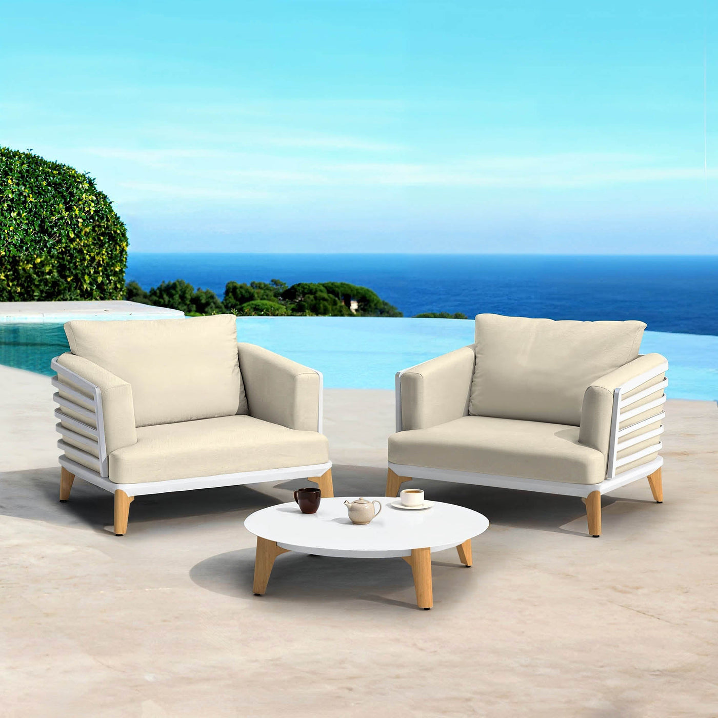 Fauteuil de jardin Monte Carlo 2 places de Meublot avec coussins beige et structure en métal blanc.