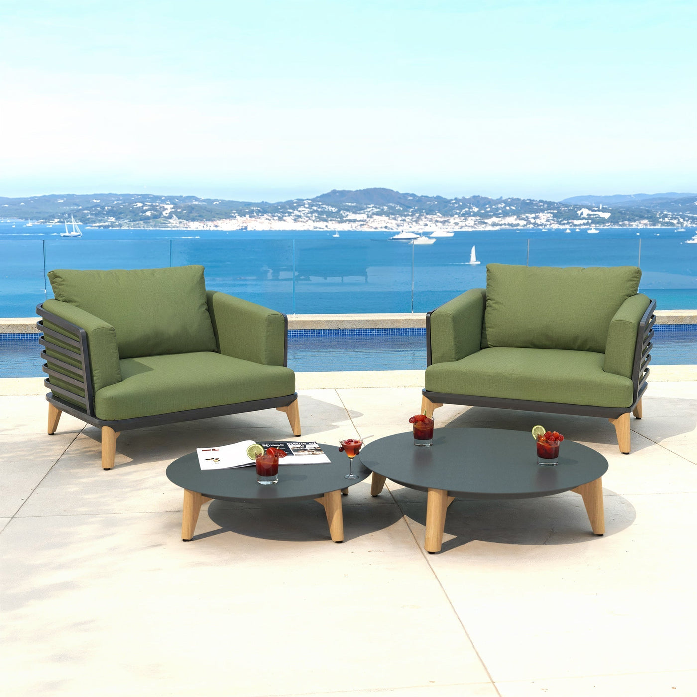 Fauteuil de jardin Monte Carlo Meublot pour 2 personnes, avec coussins verts et structure en aluminium, dans un espace extérieur.