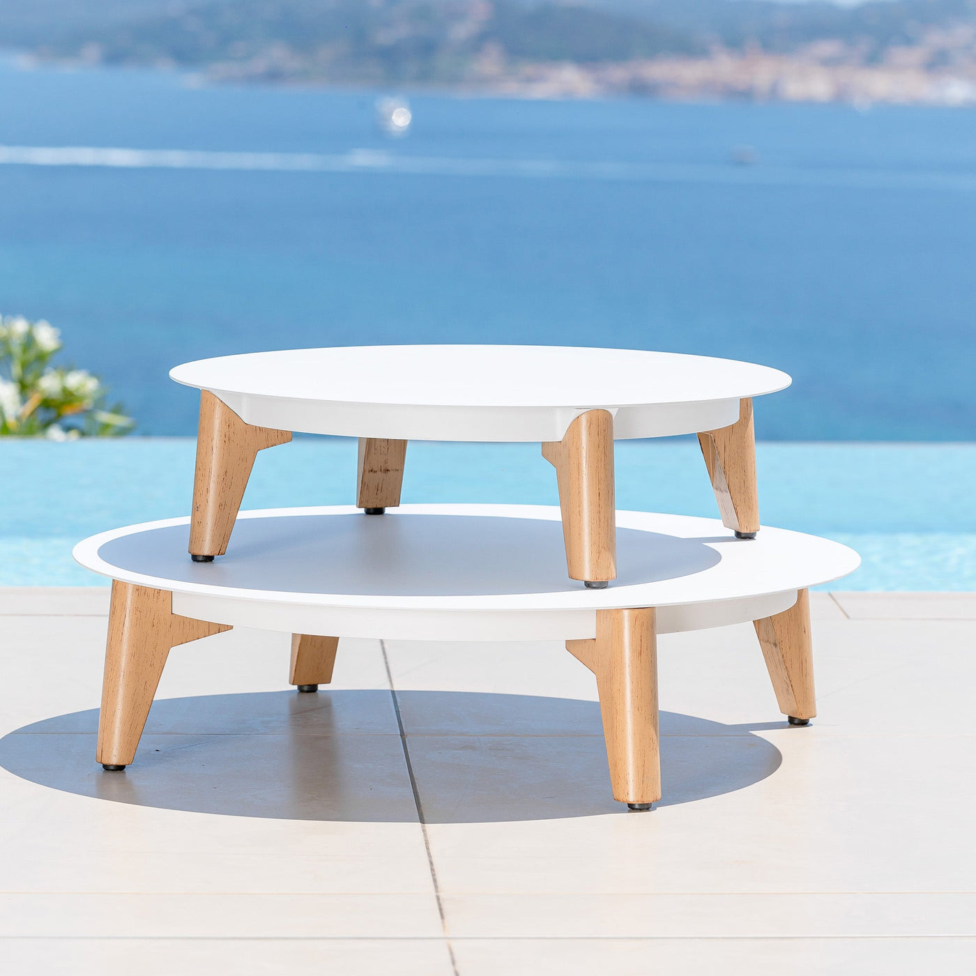 Table basse blanche du salon de jardin Monte Carlo pour 4 personnes, design élégant de la marque Meublot.