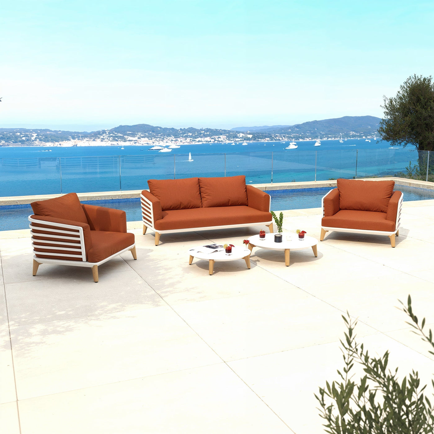 Salon de jardin Monte Carlo 4 places de Meublot avec table blanche et chaises rouges, idéal pour l'extérieur.