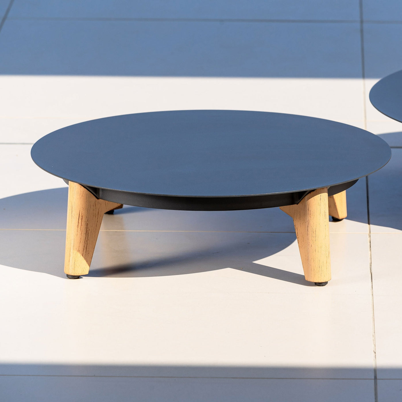 Salon de jardin Monte Carlo 5 places de la marque Meublot, ensemble de mobilier extérieur anthracite avec coussins.