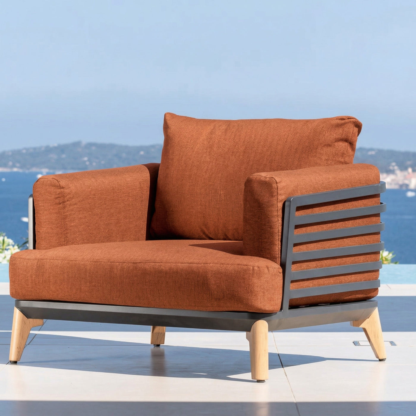 Salon de jardin Monte Carlo 5 places de la marque Meublot, avec table et chaises en bois et tissu beige.