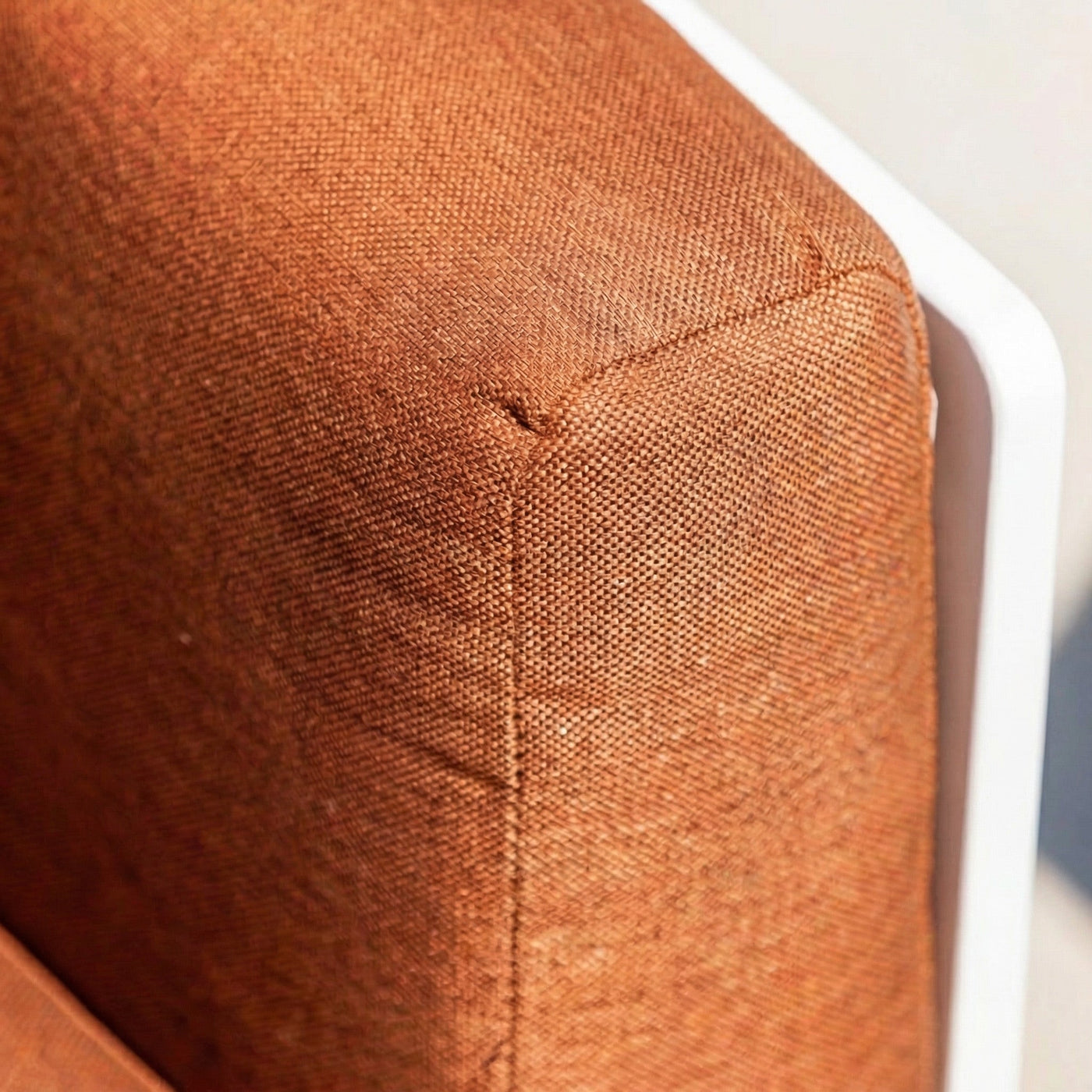 Salon de jardin Monte Carlo 5 places de Meublot avec table et chaises en bois et métal, vue rapprochée d’un détail.