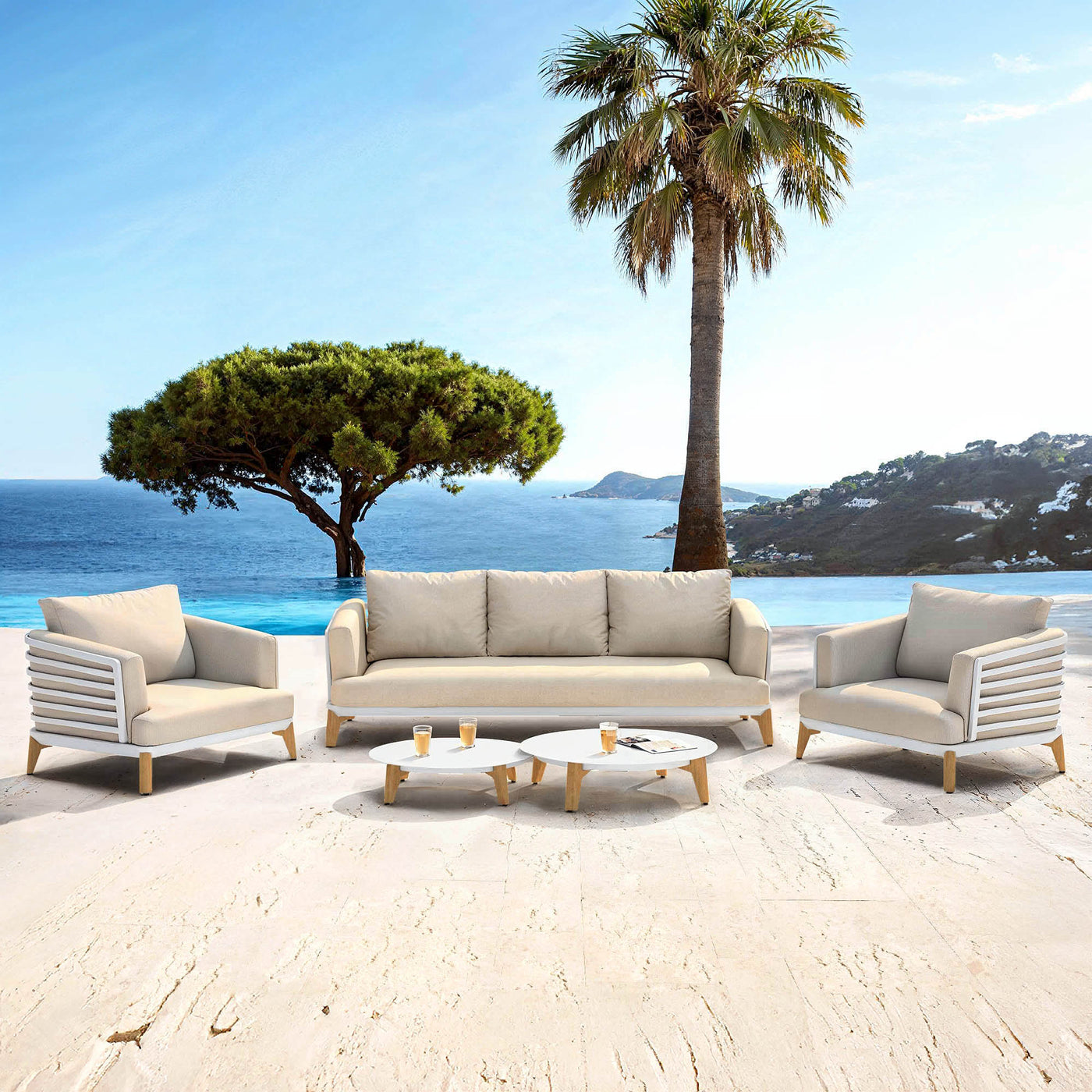 Salon de jardin Monte Carlo 5 places de Meublot avec cadre en blanc et coussins beige, idéal pour l'extérieur.