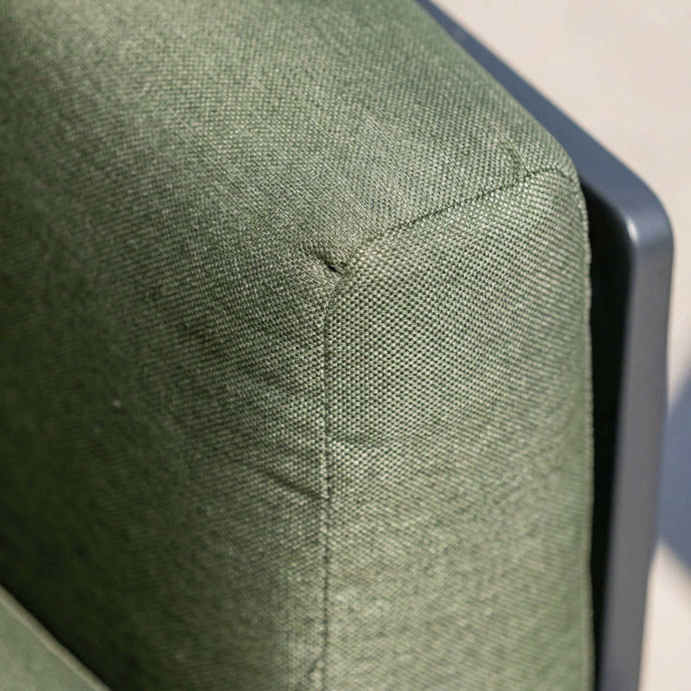 Salon de jardin Monte Carlo Meublot pour 5 personnes avec table et chaises en bois résistant aux intempéries.