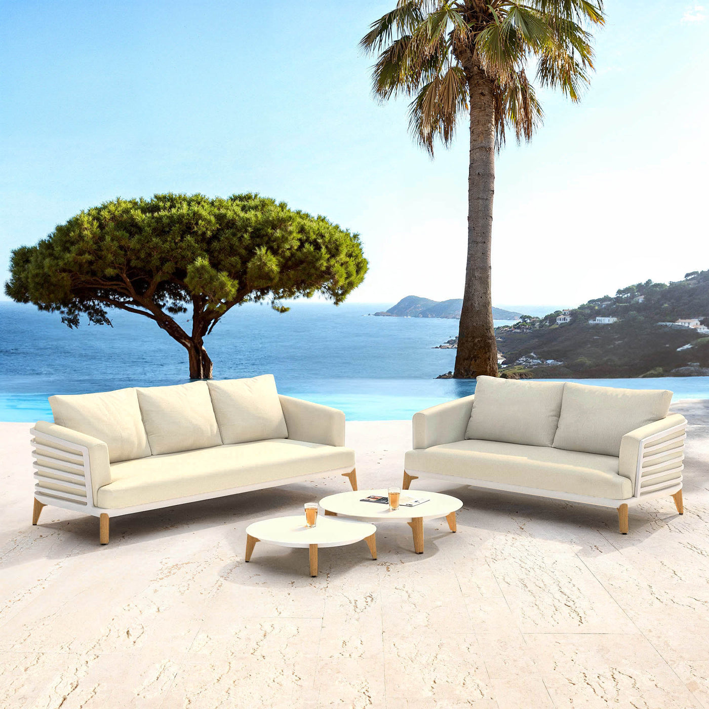 Salon de jardin Monte Carlo 5 places de Meublot, angle en bois blanc et coussins sable, pour extérieur élégant et confortable
