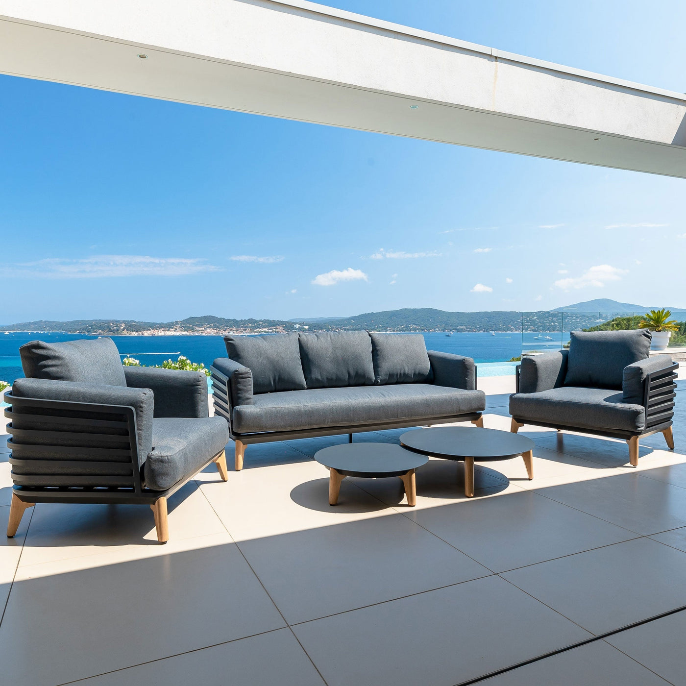 Salon de jardin Monte Carlo Meublot, ensemble de 5 places avec fauteuils et table en anthracite, pour extérieur élégant.