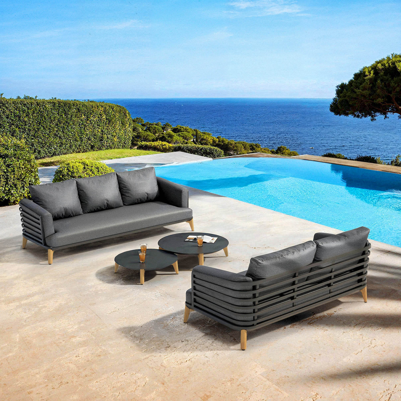 Salon de jardin Monte Carlo 5 places de Meublot avec table et fauteuils en anthracite, ensemble extérieur élégant et confortable.