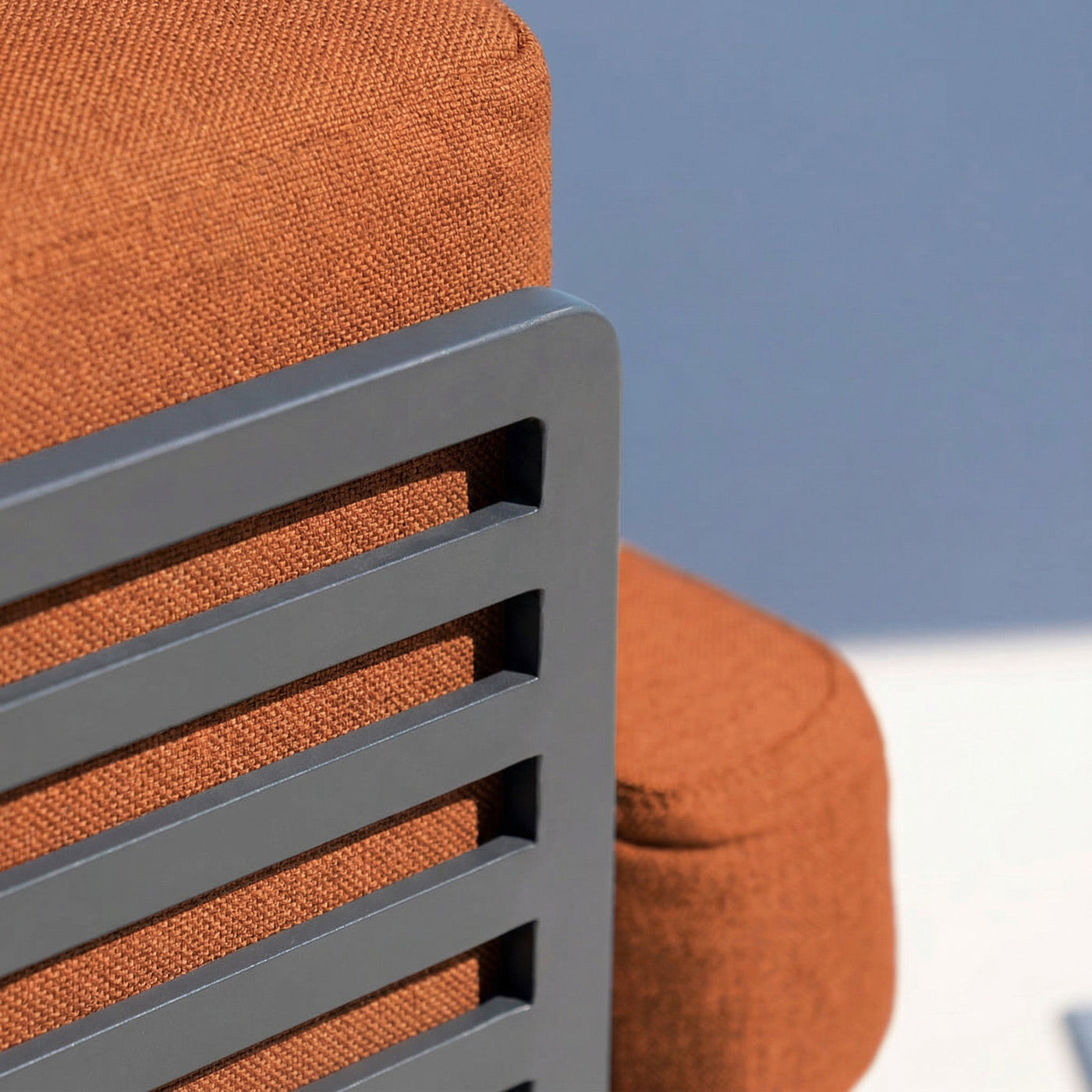 Salon de jardin Monte Carlo 5 places de la marque Meublot, ensemble de meubles en bois avec coussins beige.