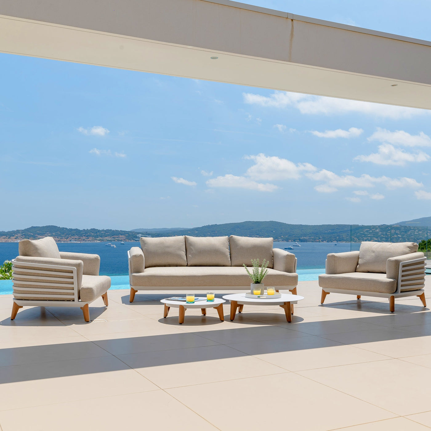 Salon de jardin Monte Carlo 5 places de Meublot, ensemble en blanc avec table et chaises pour extérieur.