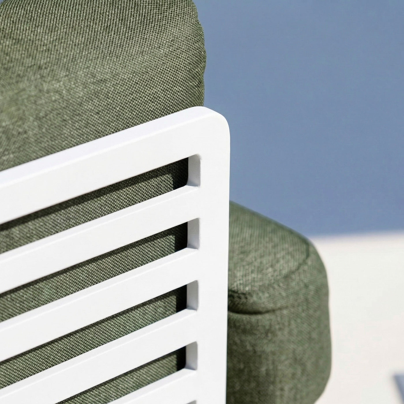 Salon de jardin Monte Carlo 5 places de la marque Meublot, avec coussins et cadre en métal noir, vue rapprochée.