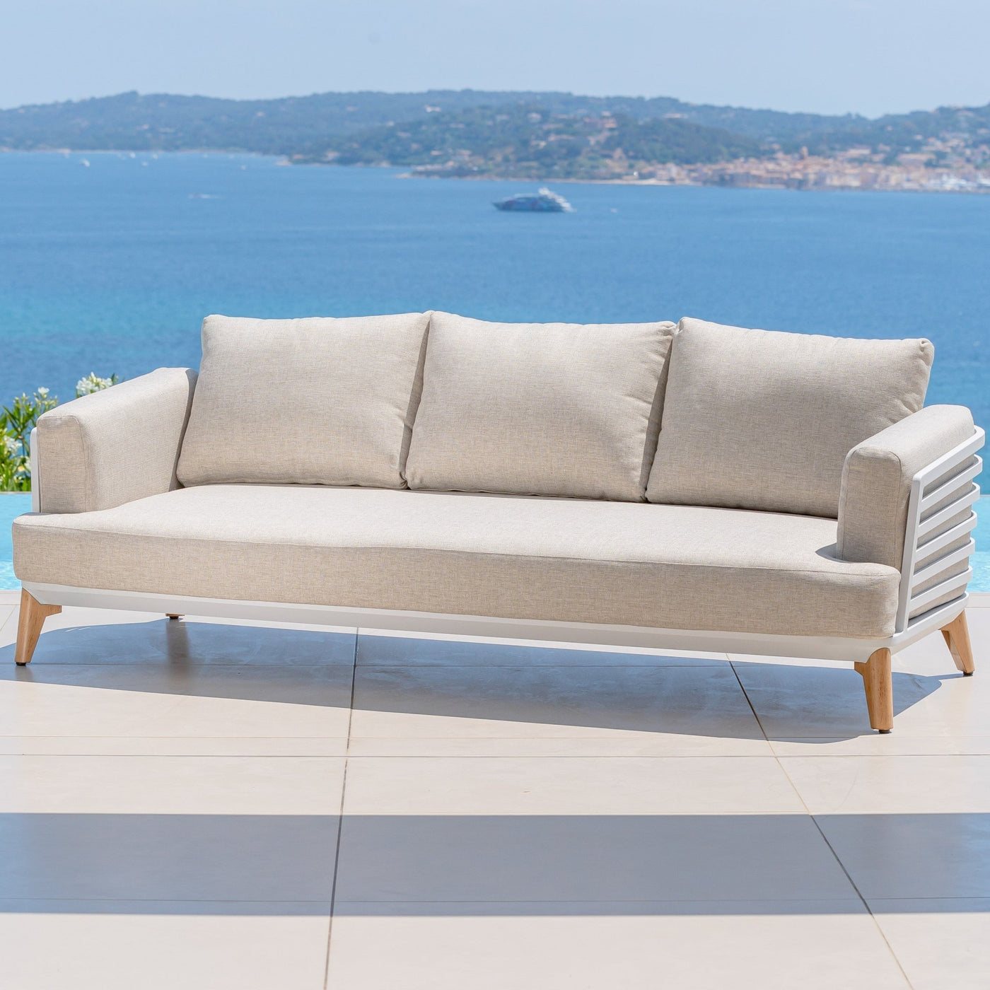 Salon de jardin Monte Carlo pour 5 places de la marque Meublot, avec table et fauteuils en matériau résistant, en extérieur