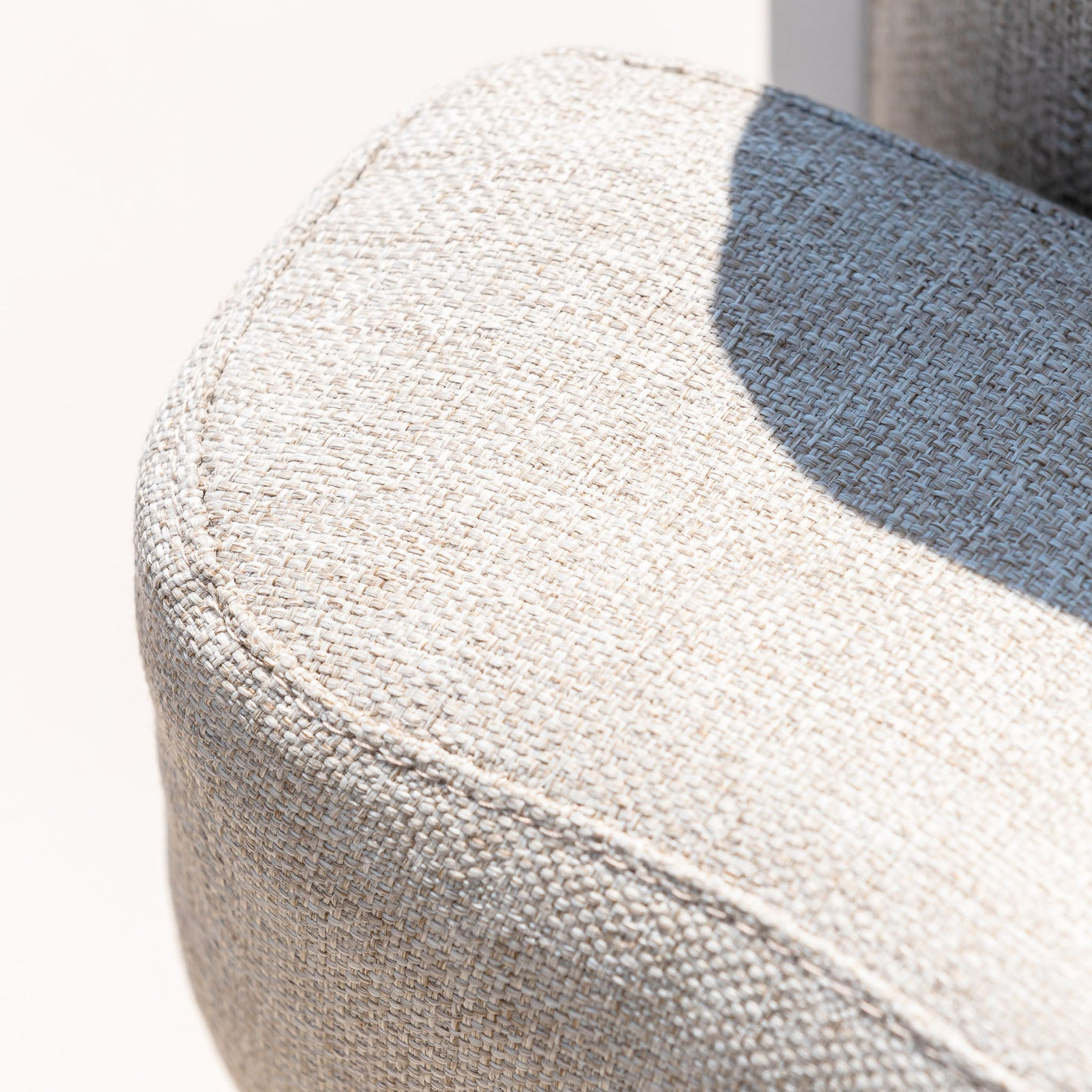 Salon de jardin Monte Carlo 5 places de marque Meublot, ensemble en blanc avec table et chaises pour extérieur.