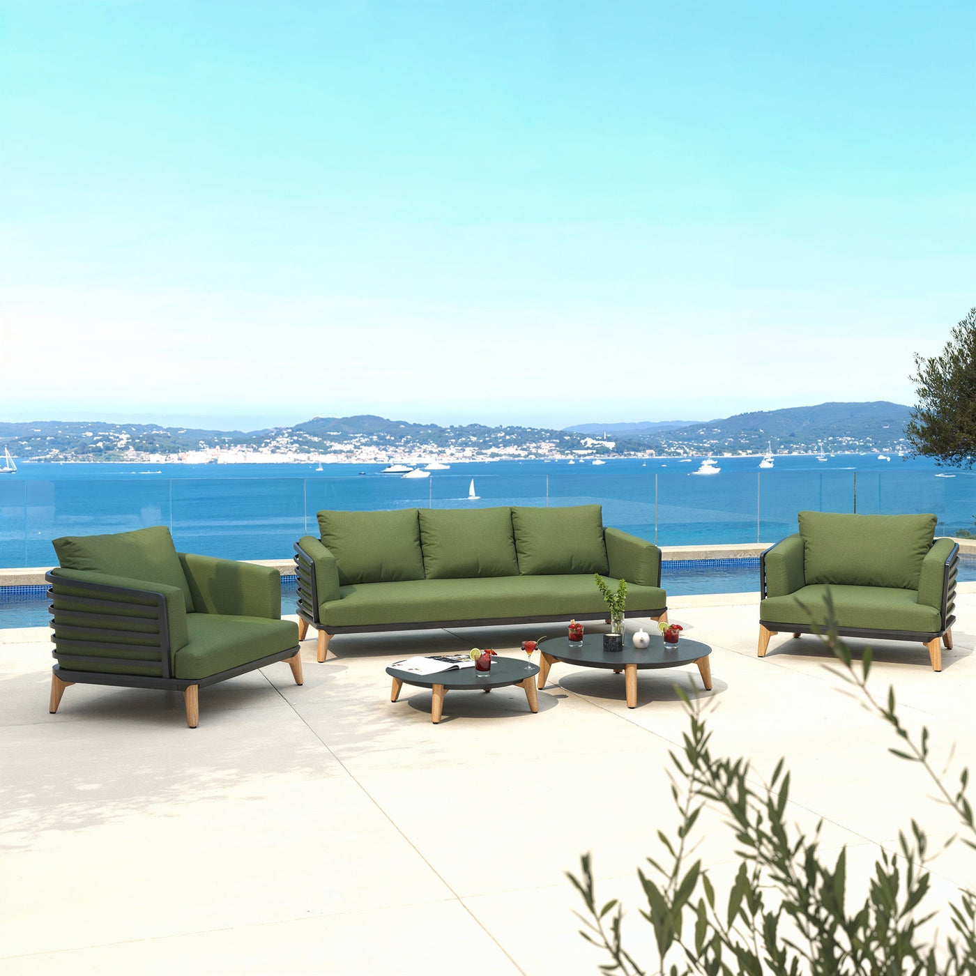 Salon de jardin Monte Carlo 5 places de Meublot avec mobilier vert en extérieur, comprenant table et chaises confortables.