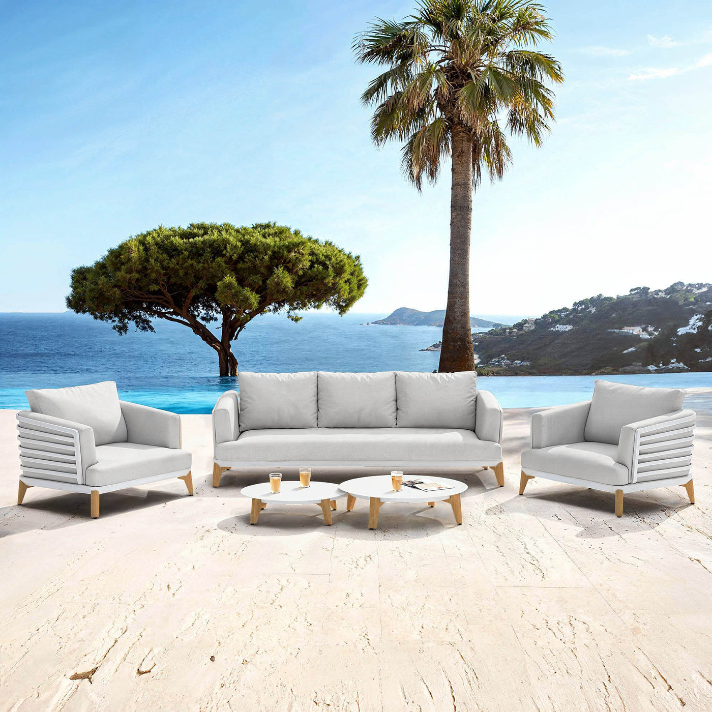 Salon de jardin Monte Carlo 5 places de Meublot, ensemble en blanc et gris nuage avec coussins confortables.