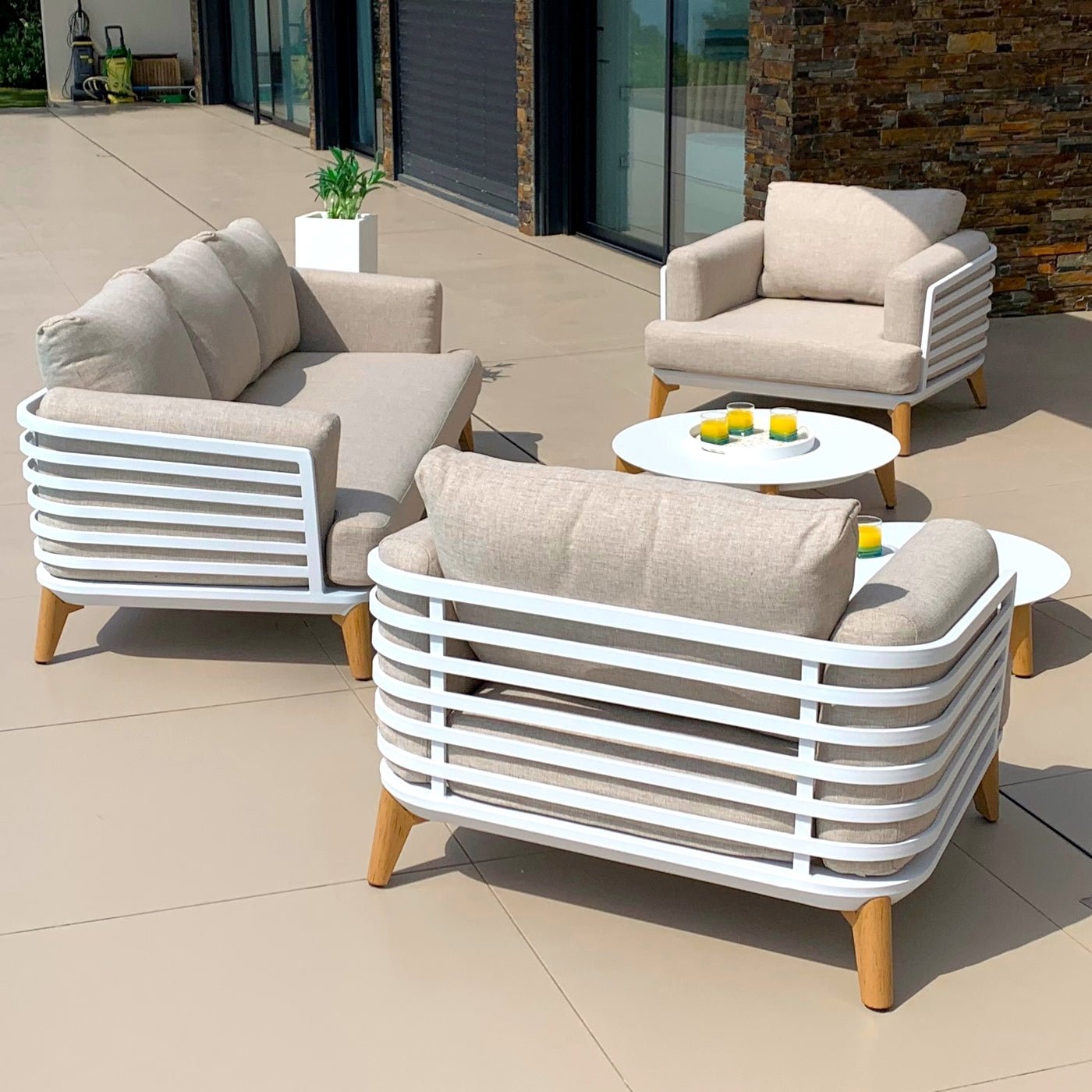 Salon de jardin Monte Carlo Meublot pour 5 personnes, ensemble en aluminium blanc avec table et chaises élégantes.