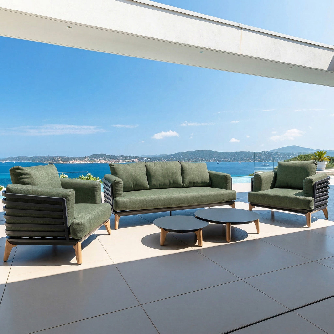 Salon de jardin Monte Carlo Meublot pour 5 personnes avec tables et chaises en métal et coussins confortables.