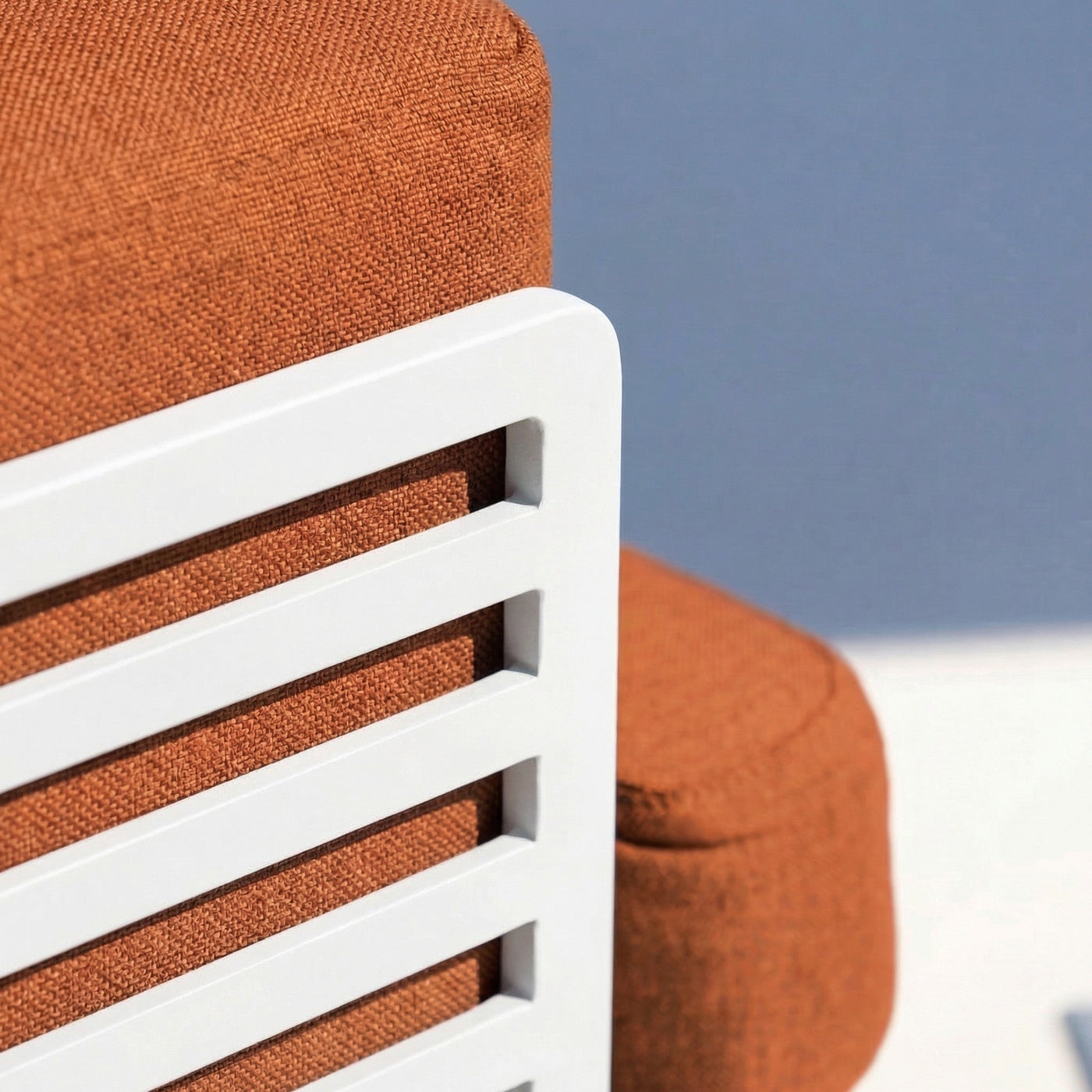 Salon de jardin Monte Carlo 5 places de la marque Meublot, avec table et fauteuils en bois et tissu, vue détaillée.