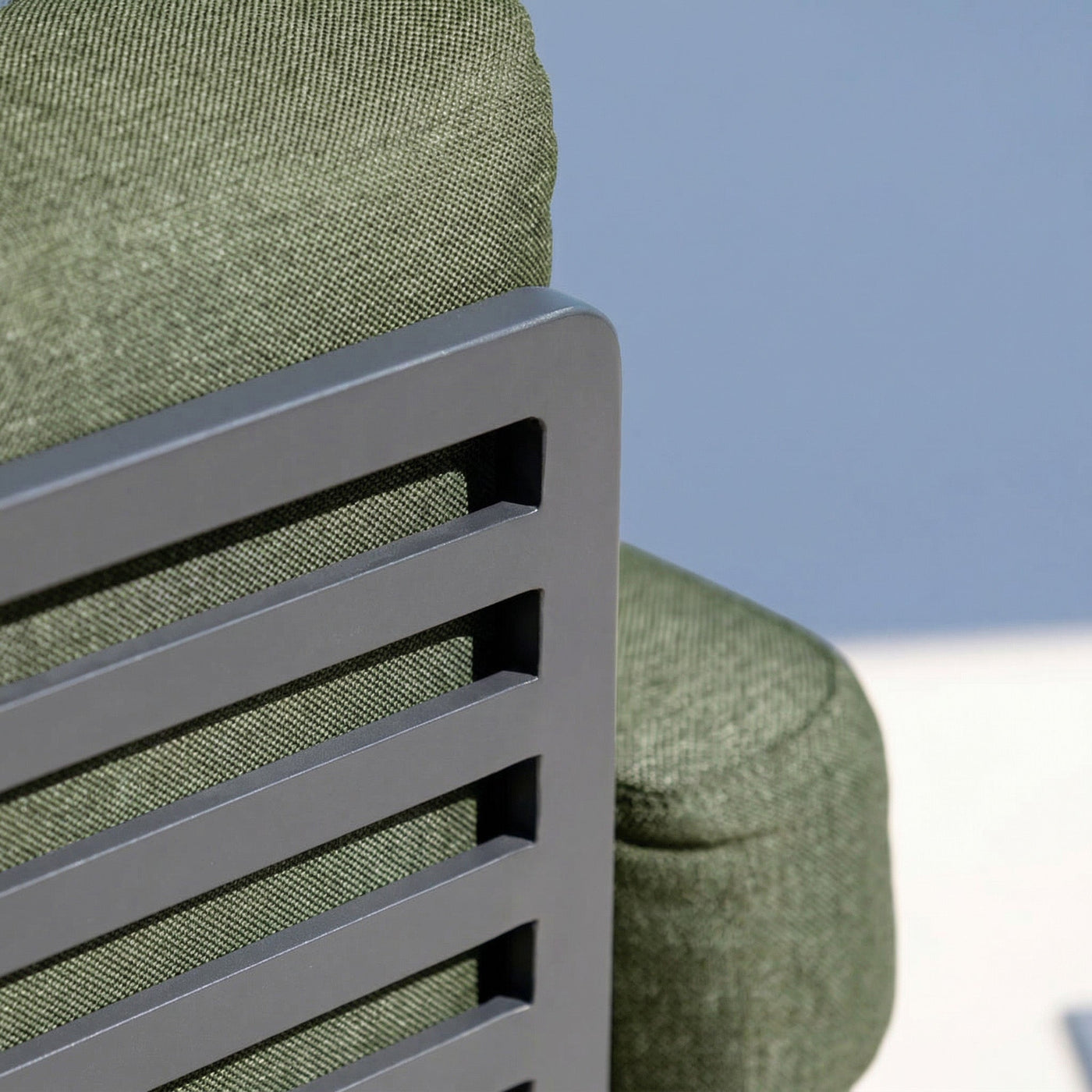 Salon de jardin Monte Carlo Meublot pour 5 personnes avec table et chaises en bois et tissu résistant.