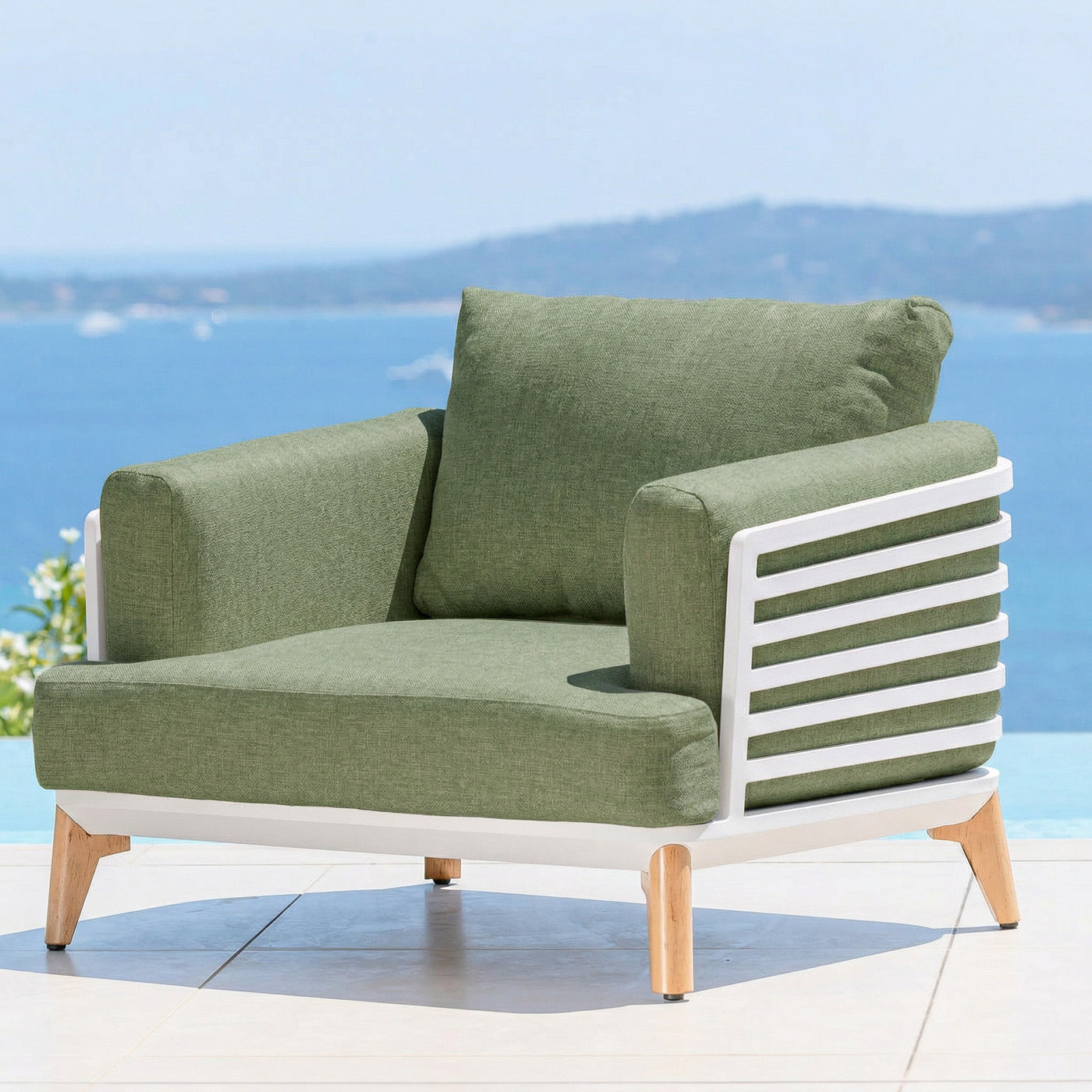 Salon de jardin Monte Carlo 5 places de Meublot avec table et chaises en bois et coussins, idéal pour l'extérieur.