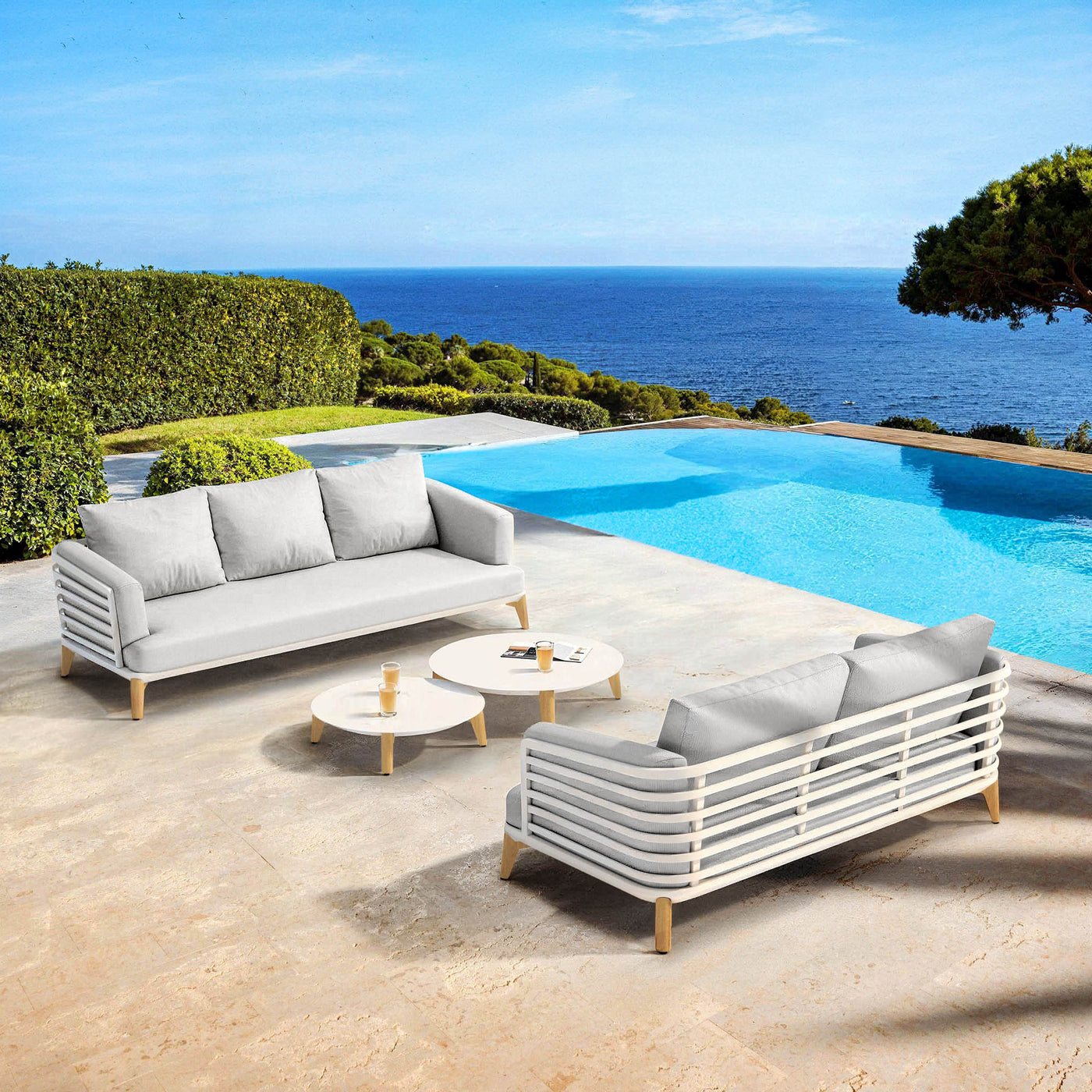 Salon de jardin Monte Carlo Meublot pour 5 personnes avec cadre blanc et coussins gris nuage, ensemble d'extérieur élégant et confortable.