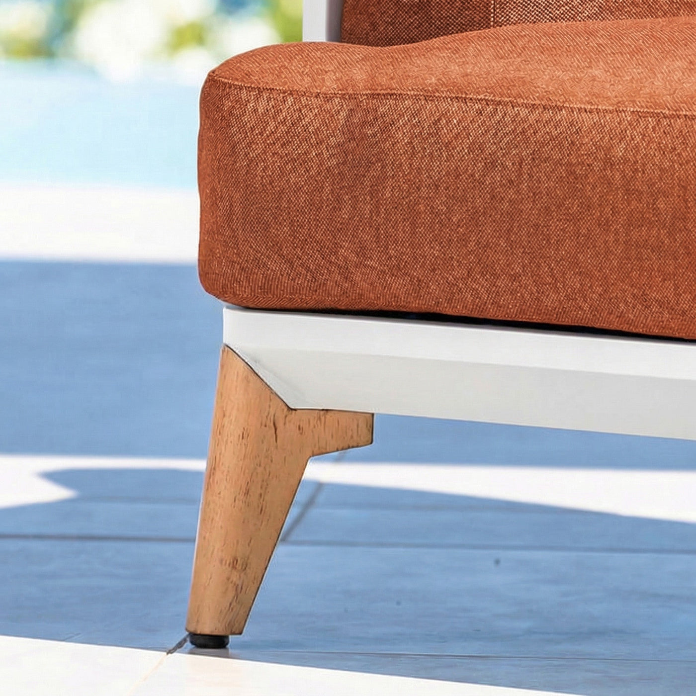 Salon de jardin Monte Carlo 5 places de Meublot avec coussins et table en bois dans un jardin ensoleillé.