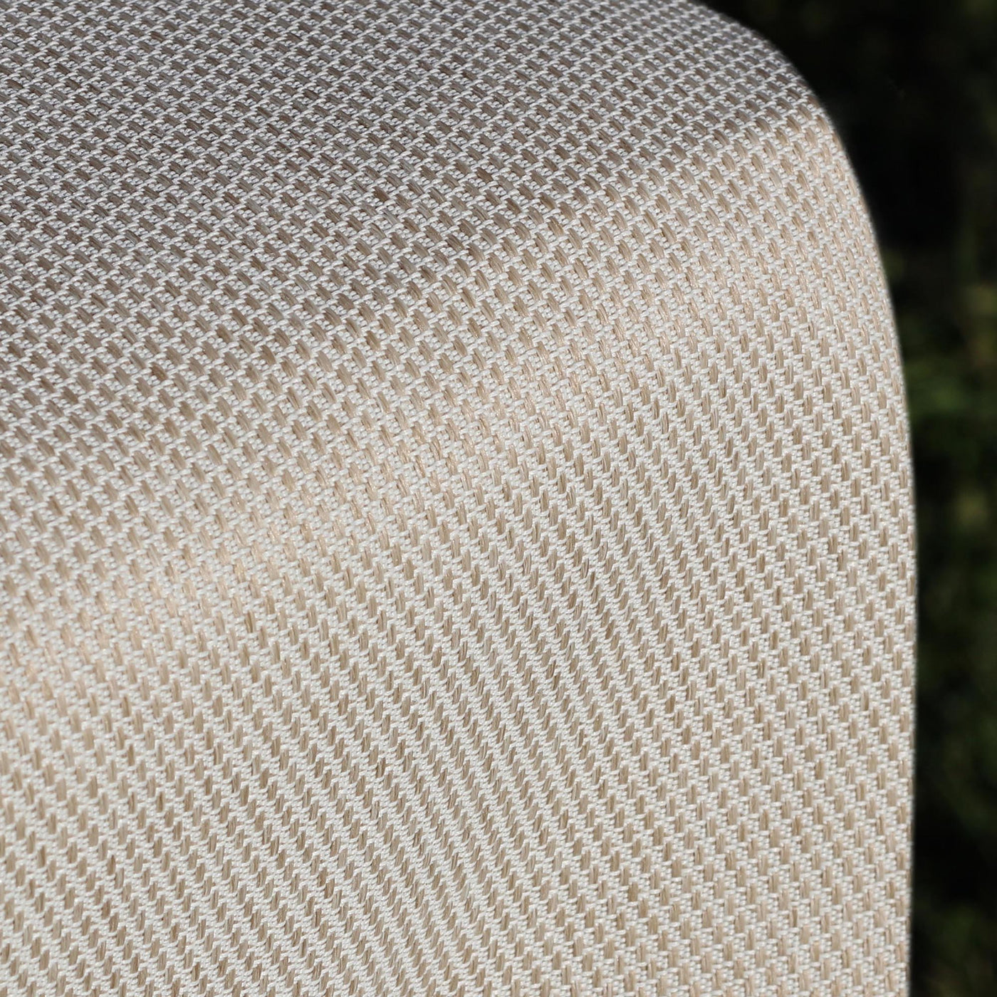 Salon de jardin Monte Carlo 5 places de Meublot avec coussins en tissu beige et structure en métal noir.