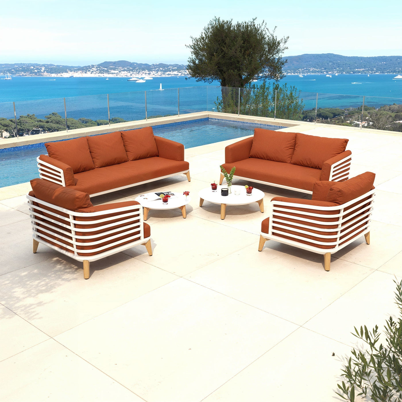 Salon de jardin Monte Carlo 7 places de Meublot avec table blanche et chaises rouges, idéal pour extérieur élégant.