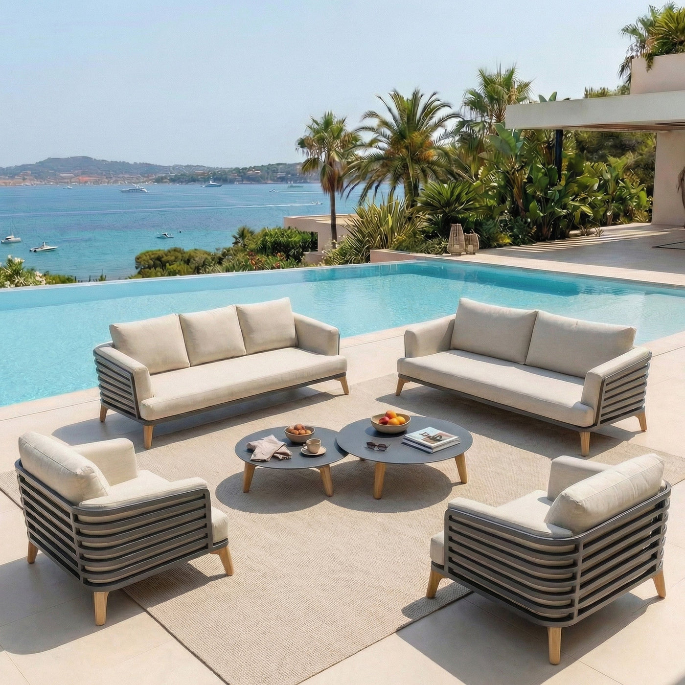Salon de jardin Monte Carlo 7 places de Meublot, ensemble de meubles en bois avec coussins beiges et table centrale.