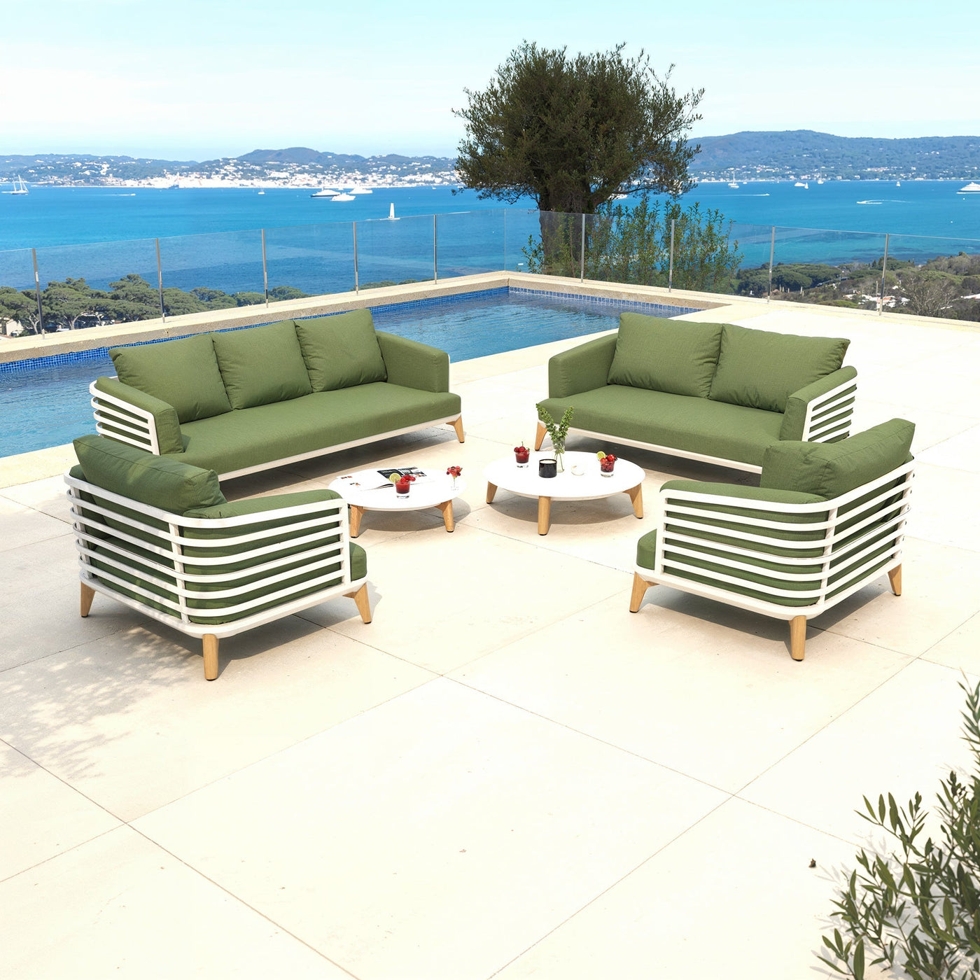 Salon de jardin Monte Carlo de Meublot avec 7 places, table blanche et chaises vertes en plein air.