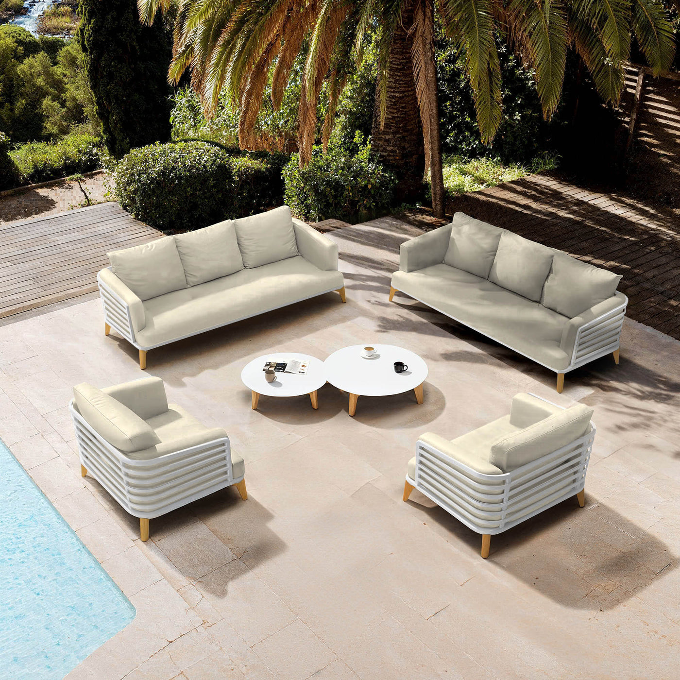 Table de jardin Monte Carlo 8 places de Meublot avec plateau blanc et chaises beige dans un espace extérieur.