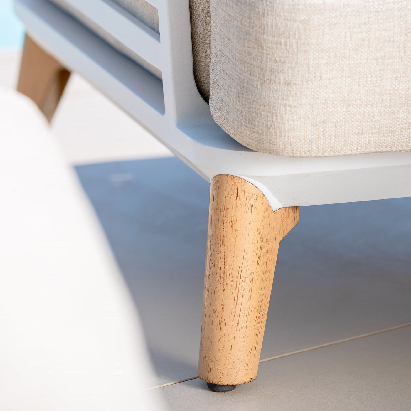 Table de salon de jardin Monte Carlo 8 places avec pieds en sable, par Meublot, idéale pour l'extérieur.